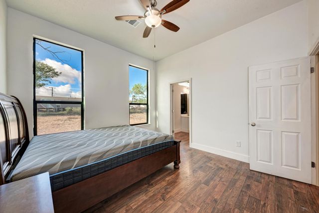 122 Los Fresnos DR, Dale, TX 78616