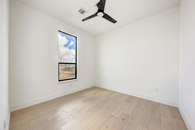 122 Los Fresnos DR, Dale, TX 78616