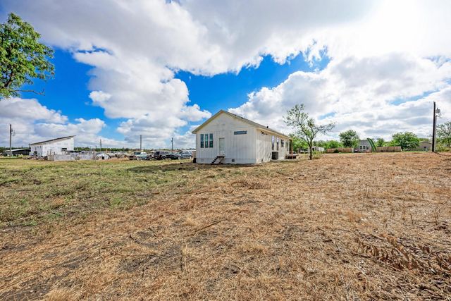 122 Los Fresnos DR, Dale, TX 78616