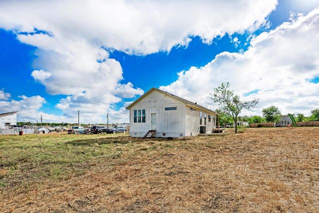 122 Los Fresnos DR, Dale, TX 78616