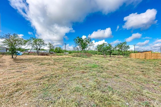 122 Los Fresnos DR, Dale, TX 78616