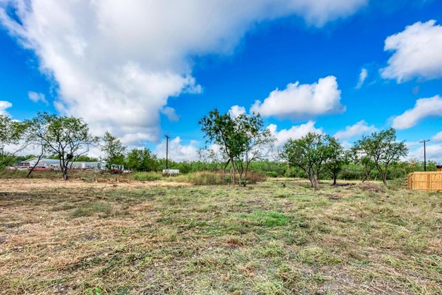 122 Los Fresnos DR, Dale, TX 78616