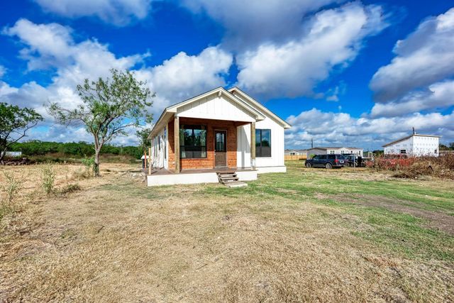 122 Los Fresnos DR, Dale, TX 78616