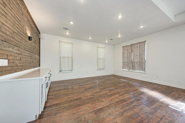 122 Los Fresnos DR, Dale, TX 78616