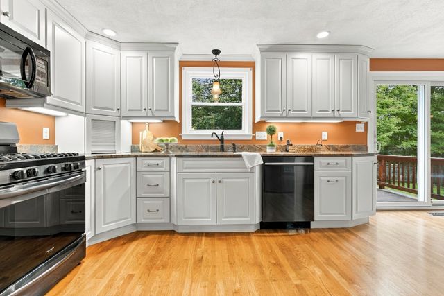 115 Quincy Rd, Tewksbury, MA 01876