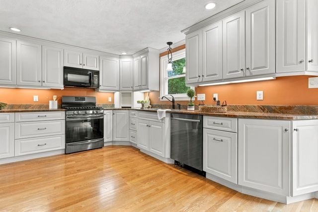 115 Quincy Rd, Tewksbury, MA 01876