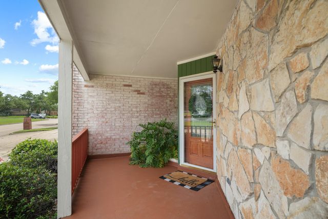 2504 Country Club Drive, Pearland, TX 77581