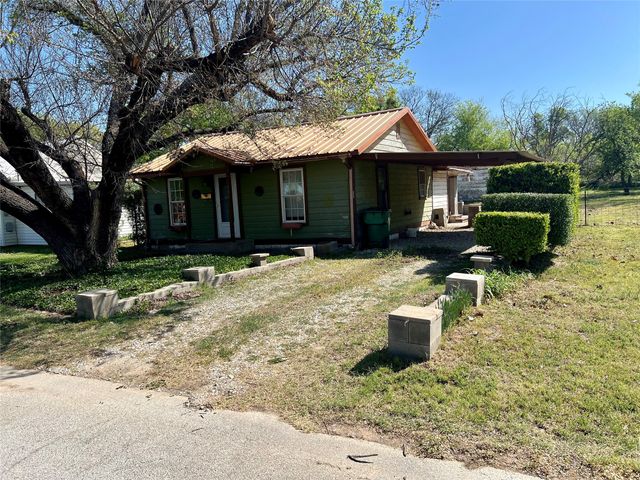 906 Young Street, Nocona, TX 76255