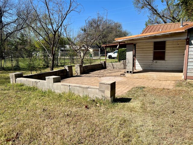 906 Young Street, Nocona, TX 76255