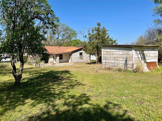 906 Young Street, Nocona, TX 76255