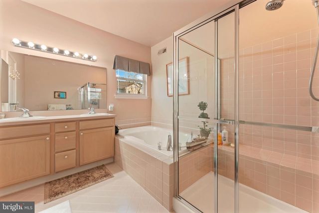 342 N FOUNDERS CT, Warrington, PA 18976