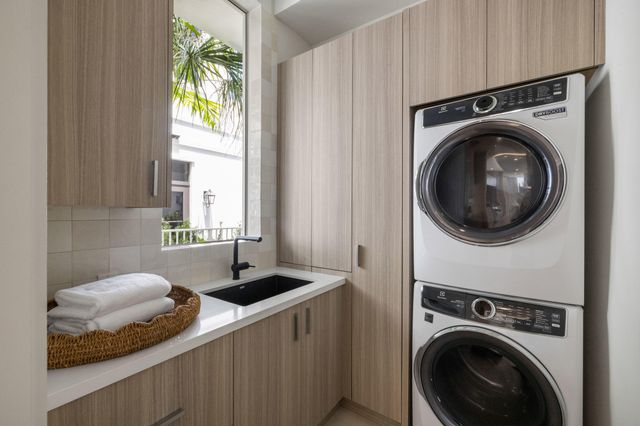 816 Palm Trail, Delray Beach, FL 33483