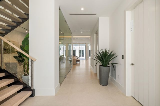 816 Palm Trail, Delray Beach, FL 33483