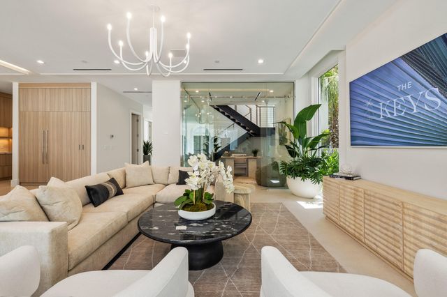 816 Palm Trail, Delray Beach, FL 33483