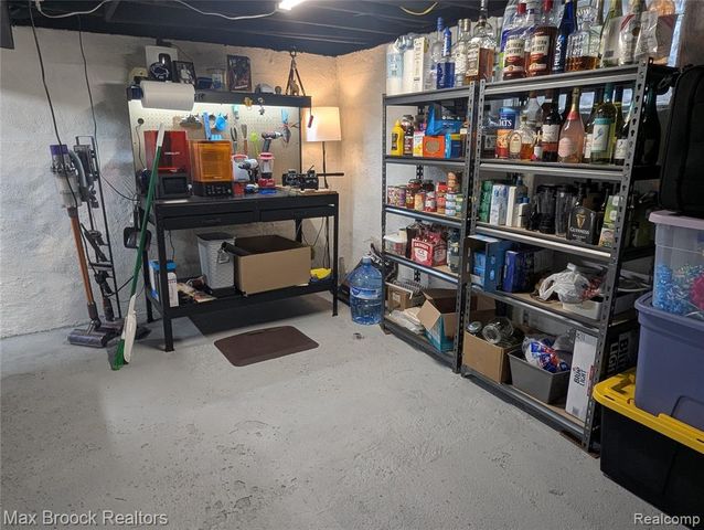 6227 Clarkston Road, Clarkston, MI 48346