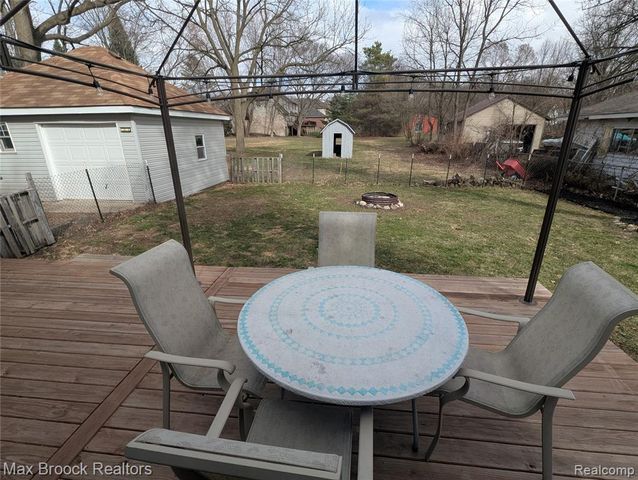 6227 Clarkston Road, Clarkston, MI 48346