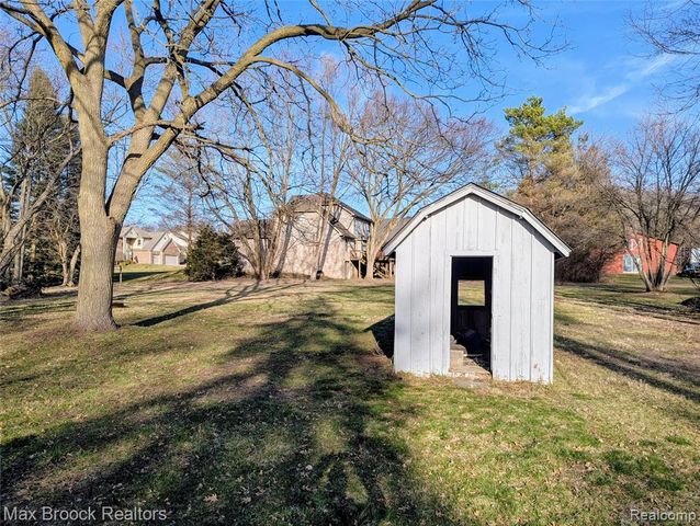 6227 Clarkston Road, Clarkston, MI 48346