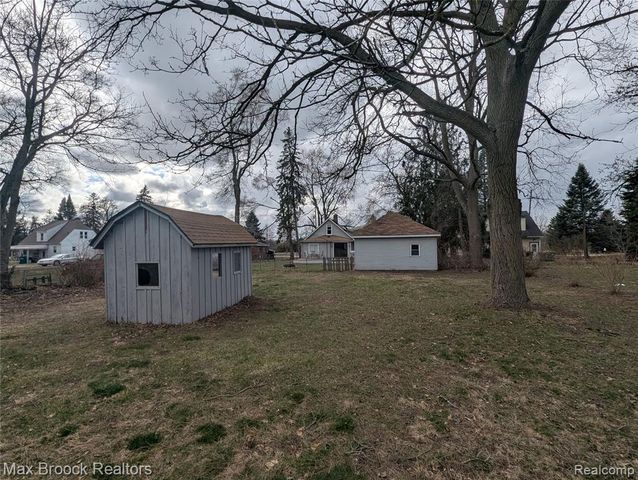 6227 Clarkston Road, Clarkston, MI 48346
