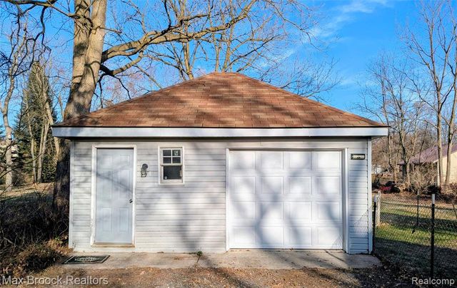 6227 Clarkston Road, Clarkston, MI 48346