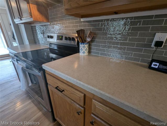 6227 Clarkston Road, Clarkston, MI 48346