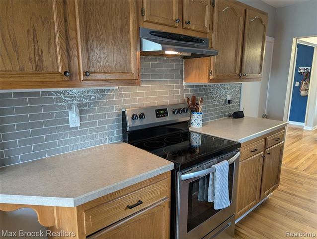 6227 Clarkston Road, Clarkston, MI 48346