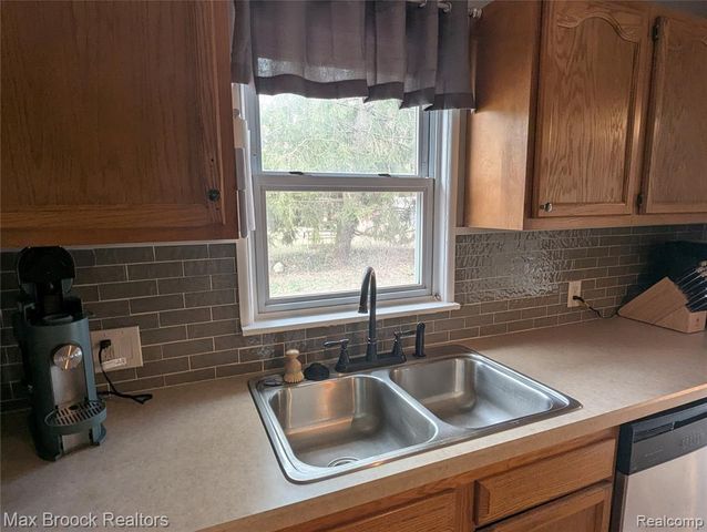 6227 Clarkston Road, Clarkston, MI 48346