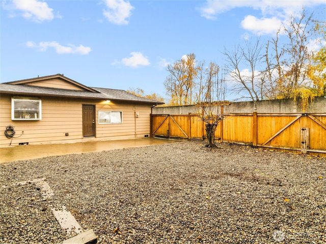 302 1st Avenue E, Pacific, WA 98047
