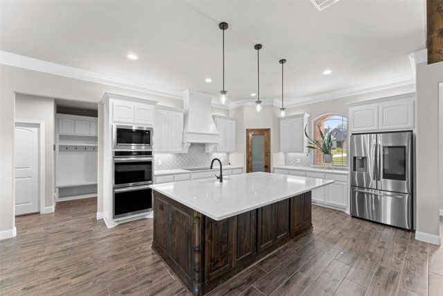 1055 Meadow Wood Terrace, Azle, TX 76020