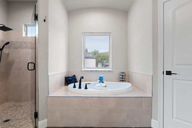 1055 Meadow Wood Terrace, Azle, TX 76020