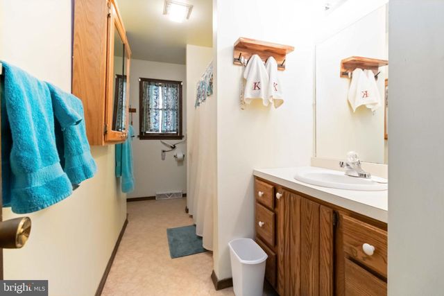 1712 NEWVILLE RD, Carlisle, PA 17015