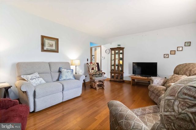 1712 NEWVILLE RD, Carlisle, PA 17015