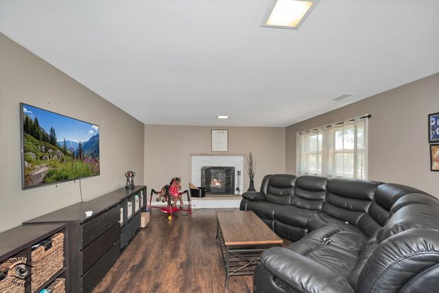 825 Walnut Drive, Darien, IL 60561