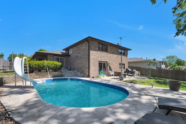 825 Walnut Drive, Darien, IL 60561