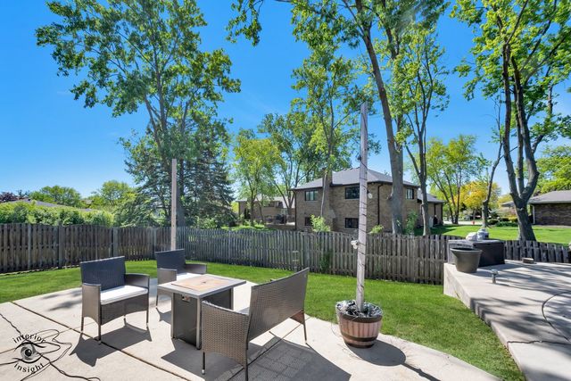 825 Walnut Drive, Darien, IL 60561