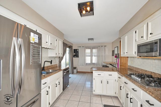 825 Walnut Drive, Darien, IL 60561