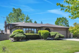 825 Walnut Drive, Darien, IL 60561