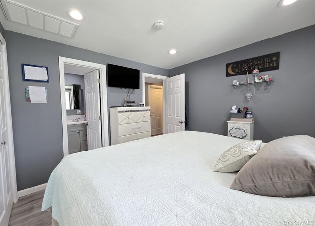 430 Heathcote Road, Lindenhurst, NY 11757