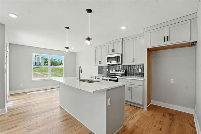 806 Glenn Circle, Raymore, MO 64083