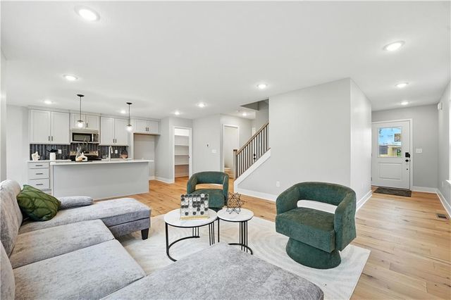 806 Glenn Circle, Raymore, MO 64083