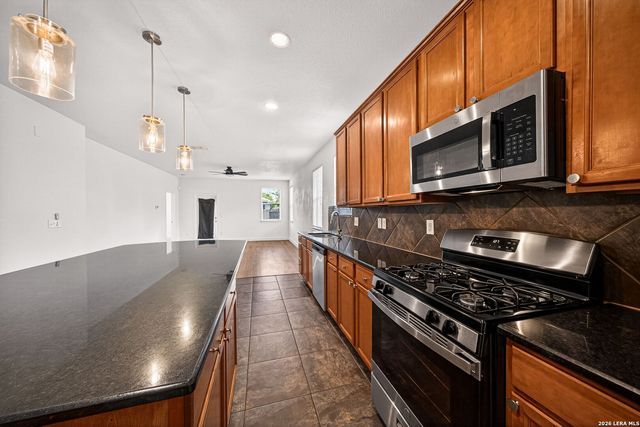 7915 Cenote Dr, San Antonio, TX 78254