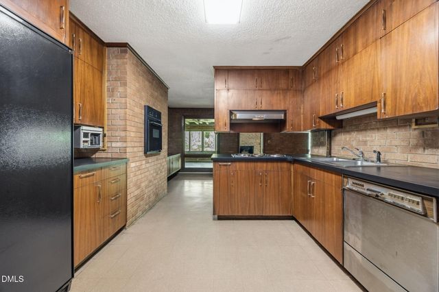 129 Forest Park Drive, Thomasville, NC 27360