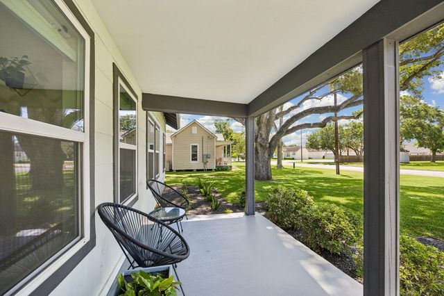 705 4th Street, Sealy, TX 77474