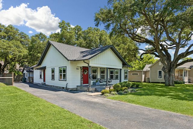 705 4th Street, Sealy, TX 77474