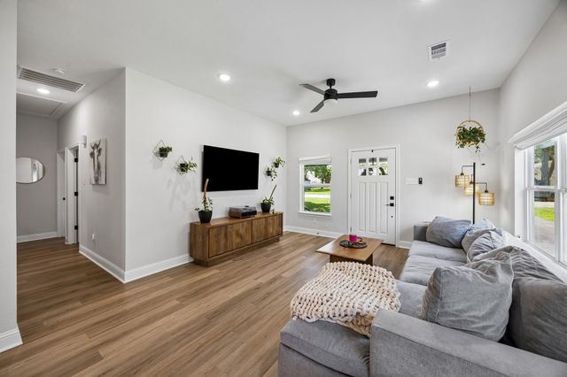 705 4th Street, Sealy, TX 77474