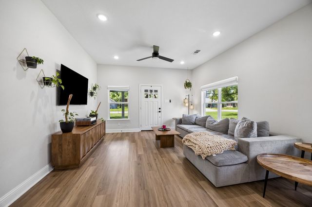 705 4th Street, Sealy, TX 77474