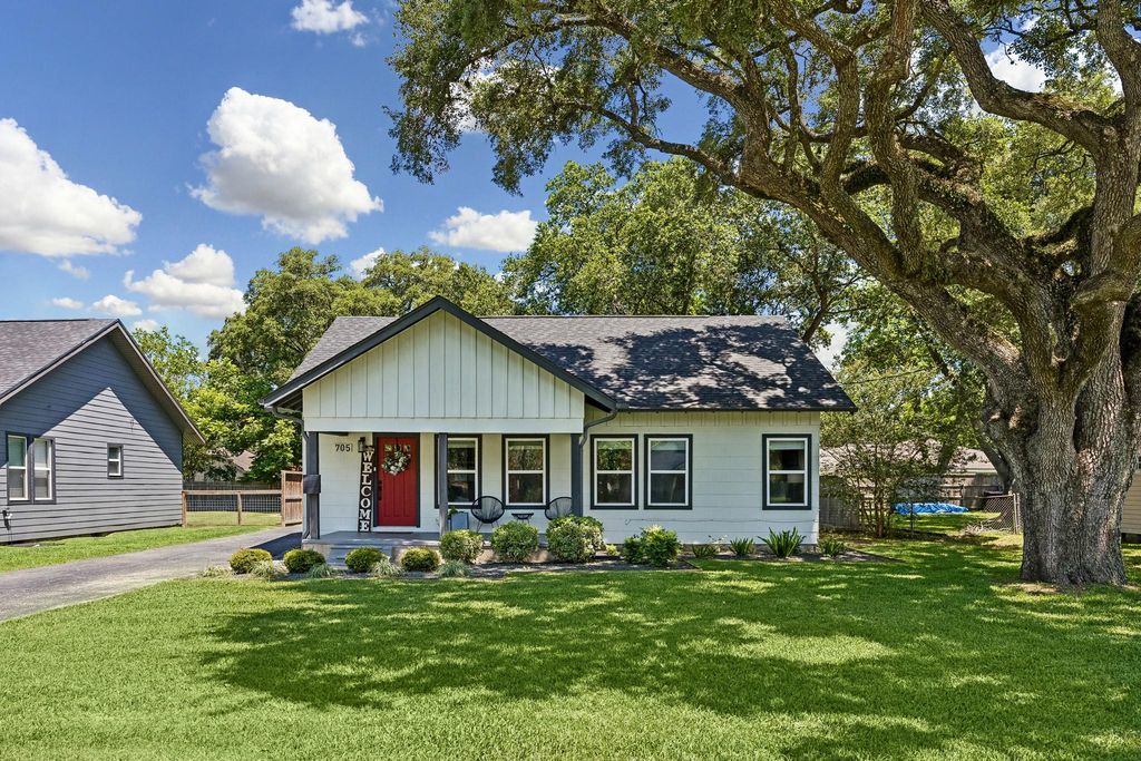 705 4th Street, Sealy, TX 77474
