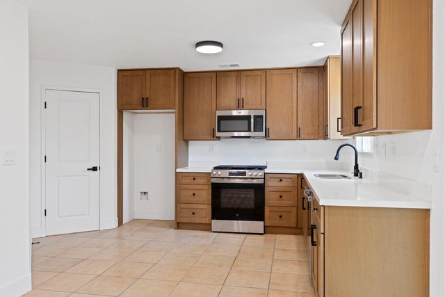 1646 E 8th St, Stockton, CA 95206
