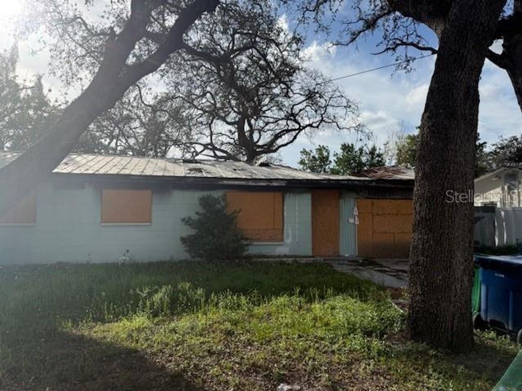 10706 N CENTRAL AVENUE, Tampa, FL 33612