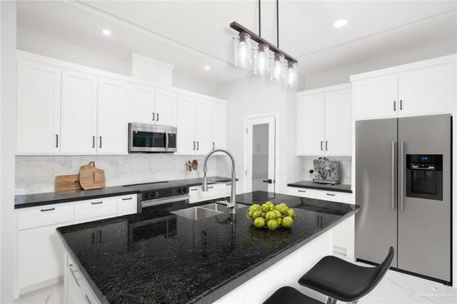 1107 W I Street, Mission, TX 78572