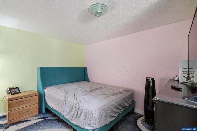 1082 Cascade Dr NW, Salem, OR 97304